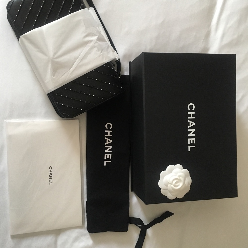 CHANEL Calfskin Studded Quilted Flap Black. - Picture 2 of 8